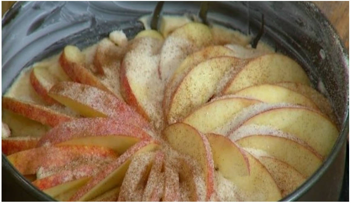 Пирог с яблоками и корицей в духовке