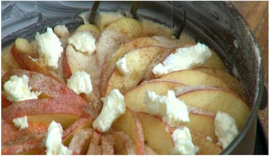 Пирог с яблоками и корицей в духовке