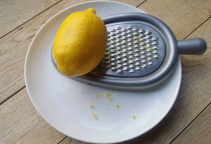 Тёрка для снятия цедры с лимона. Снятие цедры с лимона. Как натереть цедру лимона для выпечки. Как натереть лимон на терке целиком. Рецепт цедры лимона