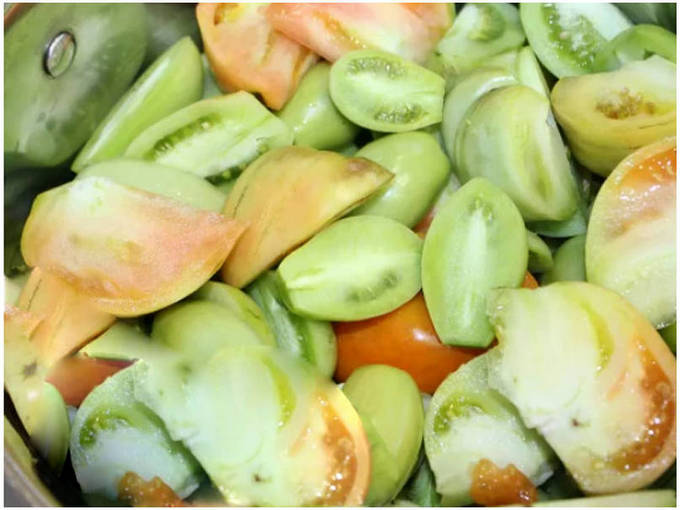 Салат из зеленых помидоров «Пальчики оближешь» — рецепт с фото пошагово