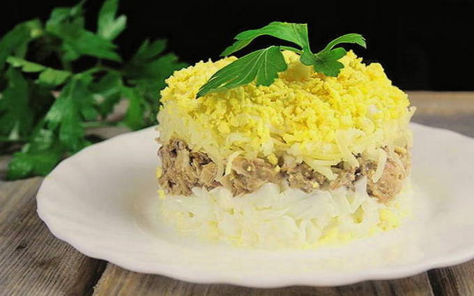 Салат мимоза с рыбными консервами классический рецепт и сыром без картошки пошаговый фото маслом