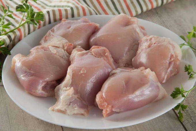 Куриные бедра без кости и кожи с сыром в панировке в духовке