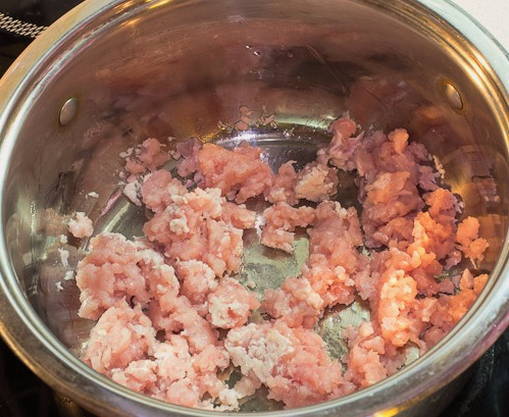 Картошка, тушенная со свининой в кастрюле