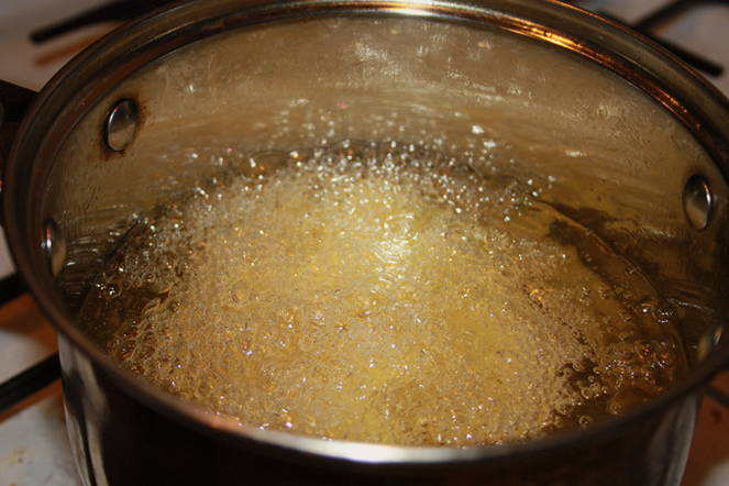 Слой кипящего масла для приготовления. Масло в кастрюле. Растительное масло кипит. Кастрюля с кипящем масле. Кипение масла.