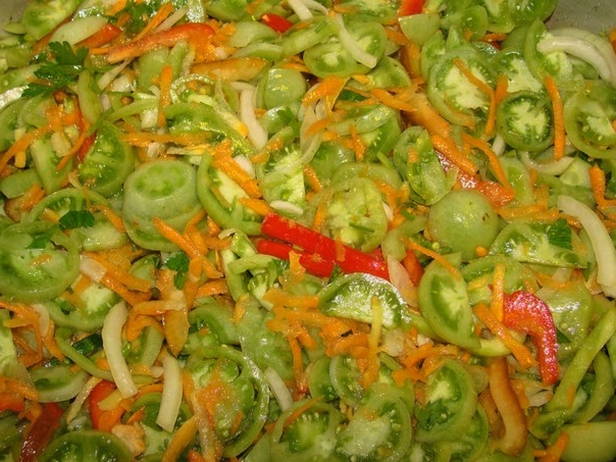 Зеленый салат рецепты на зиму. Салат из зеленых помидор. Салат с зелеными помидорами. Салат из зелёных помидор на зиму. Салат с зелеными помидорами на зиму.