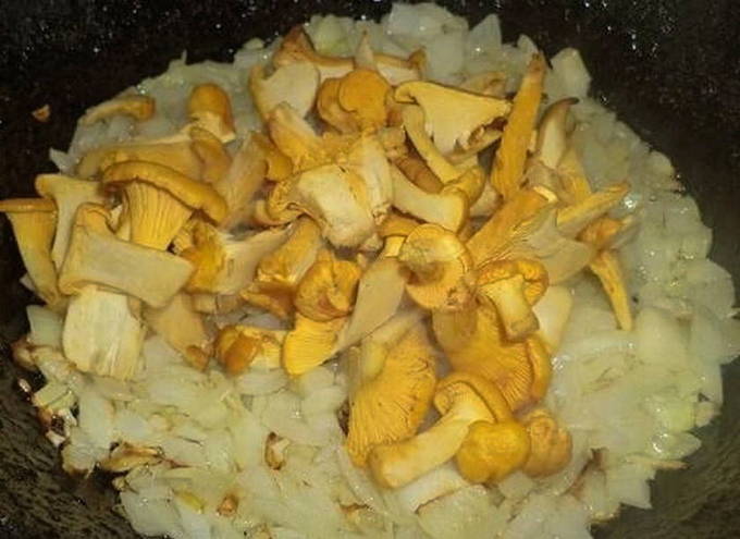 Как жарить лисички на сковороде с картошкой в сметане