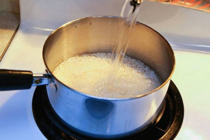 В подсоленной воде варят. Рис в кастрюле. Налить воду в кастрюлю. Приготовленный горячий рис. Рис в кастрюле с водой.