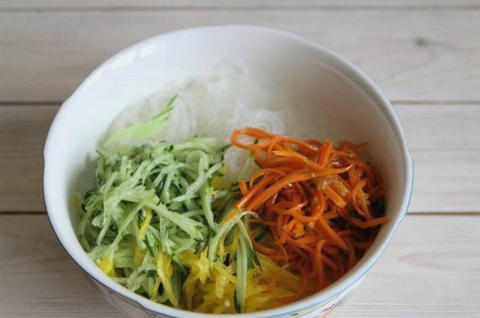 Лапша из моркови. Фунчоза с омлетом. Фунчоза по-корейски 5 кг. Овощная лапша светофор. Как нарезать овощи для фунчозы.