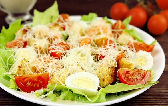 Салат Цезарь с креветками