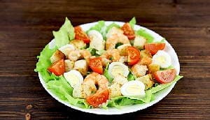 Салат Цезарь с креветками Салат Цезарь с креветками