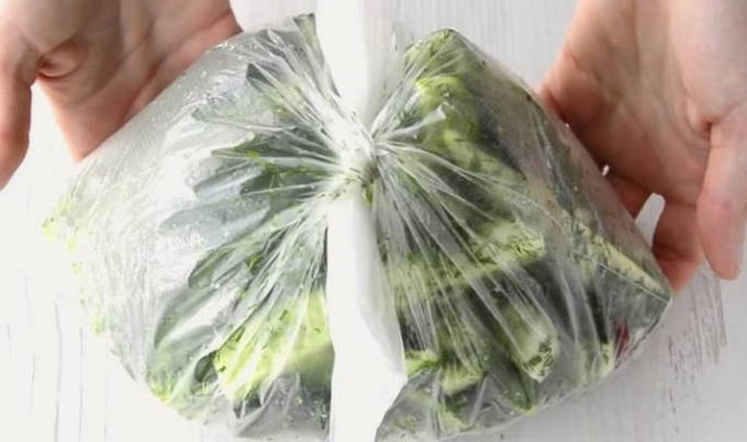 Малосолка в пакете быстро. Малосольные острые огурцы быстрого. Малосольные огурцы в пакете. Малосольные огурцы в пакете с чесноком. Малосольные огурчики в пакете.