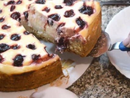 Пирог с вишней и творогом в духовке