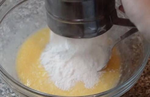 Пирог с вишней и творогом в духовке