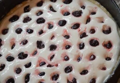 Пирог с вишней и творогом в духовке