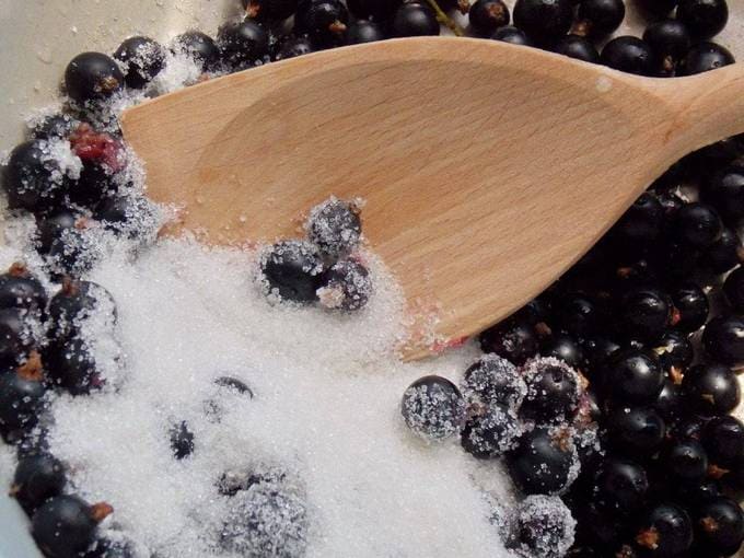 Черная смородина, протертая с сахаром, без варки на зиму Черная смородина, протертая с сахаром, без варки на зиму