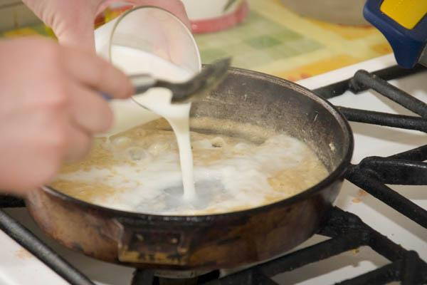 Жульен в большой форме с курицей, грибами и сливками