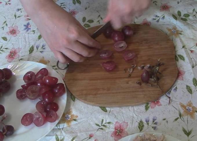 Салат с копченой курицей и виноградом