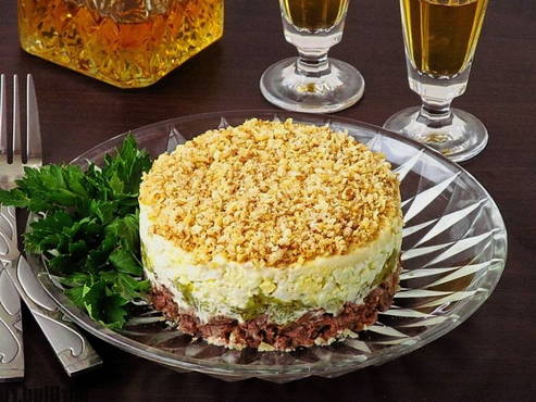 Салат с говядиной и грецким орехом