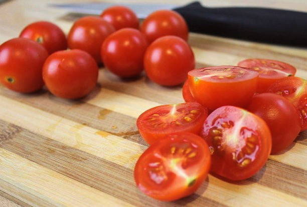 Салат Цезарь с курицей и помидорами