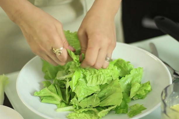 Салат Цезарь с курицей и помидорами