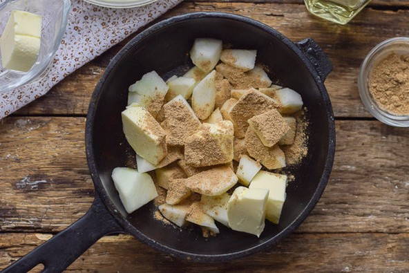 Шарлотка с яблоками и корицей в духовке