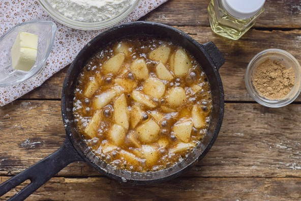 Шарлотка с яблоками и корицей в духовке