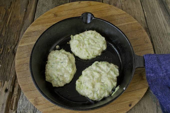 Оладьи из кабачков с сыром и чесноком