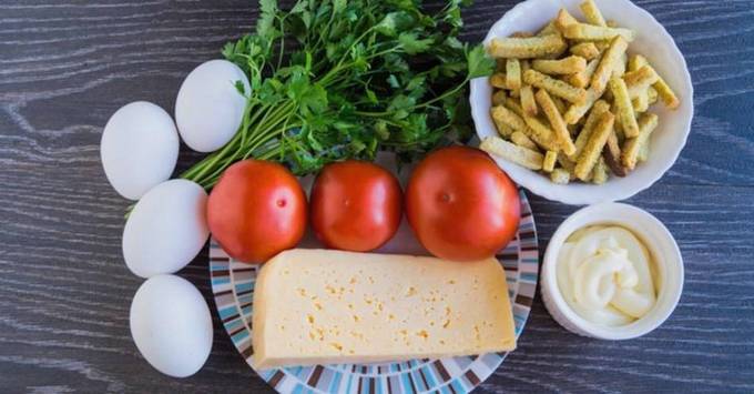 Салат с сухариками и помидорами Салат с сухариками и помидорами