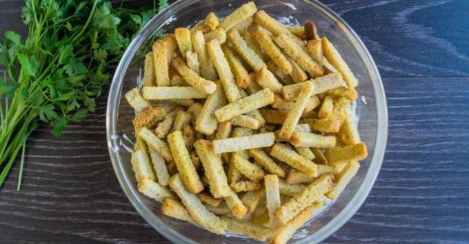 Салат с сухариками и помидорами Салат с сухариками и помидорами
