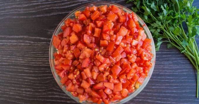 Салат с сухариками и помидорами Салат с сухариками и помидорами