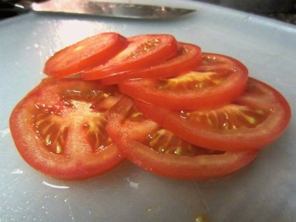 Куриные отбивные на сковороде с помидорами и сыром