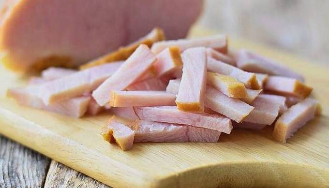 Салат с ветчиной и огурцом Салат с ветчиной и огурцом