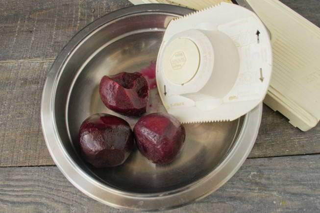 Салат из свеклы с жареным луком Салат из свеклы с жареным луком