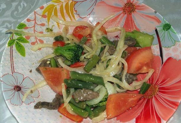 Салат с говядиной и помидорами Салат с говядиной и помидорами