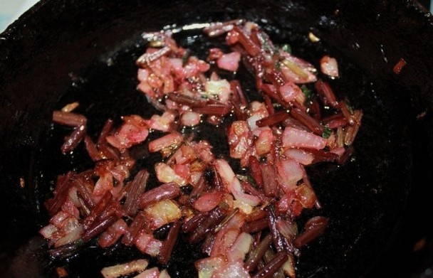 Салат из ботвы и свеклы