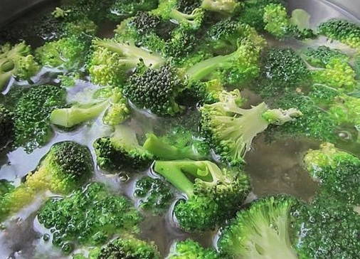 Салат с брокколи и яблоками