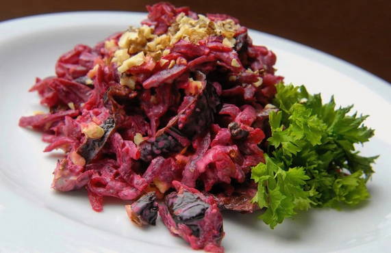 Салат из свеклы с орехами и черносливом