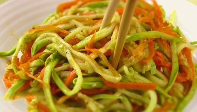 Салат из свежих кабачков по-корейски Салат из свежих кабачков по-корейски