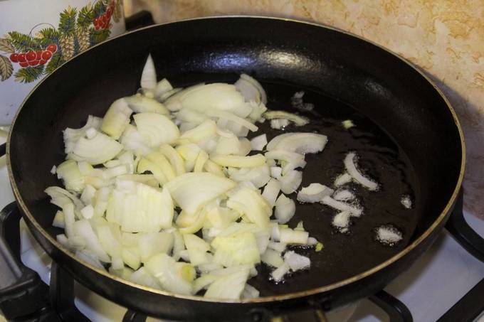 Жульен с курицей, грибами, сыром и сливками в горшочках