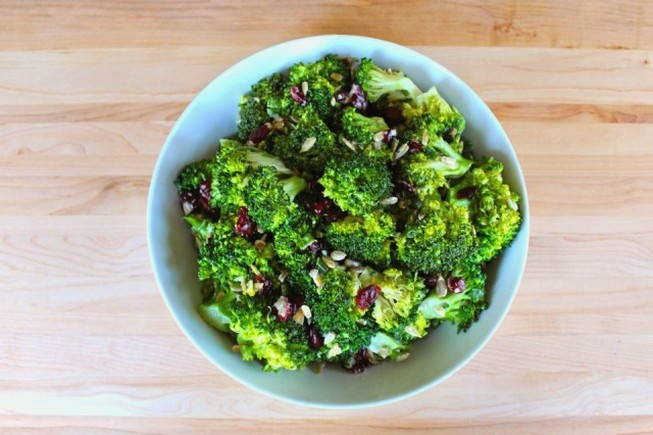 Салат с брокколи и клюквой