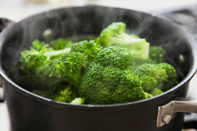 Салат с брокколи и клюквой