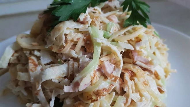 Салат с ветчиной и омлетом