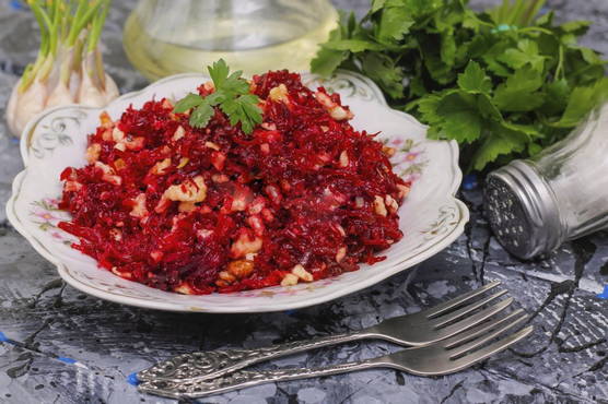 Салат из свеклы с орехами