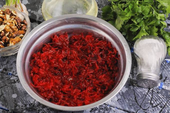 Салат из свеклы с орехами