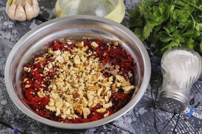 Салат из свеклы с орехами