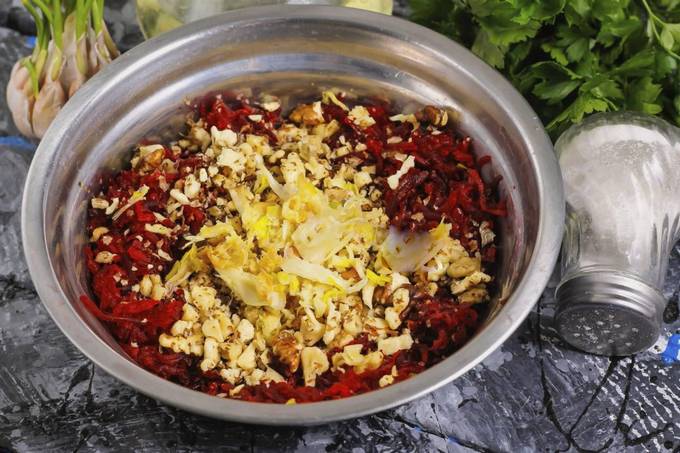 Салат из свеклы с орехами