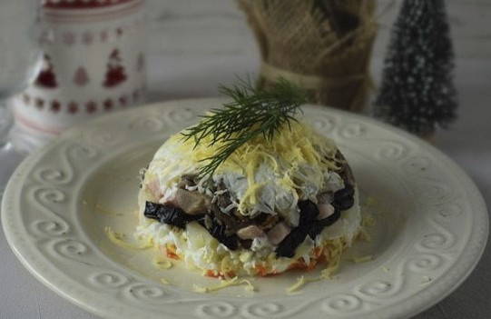 Салат с копченой курицей, черносливом и шампиньонами