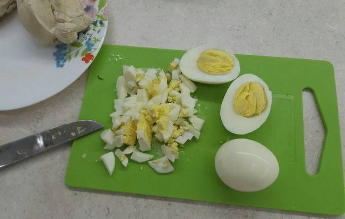 Салат с фасолью, курицей, солеными огурцами