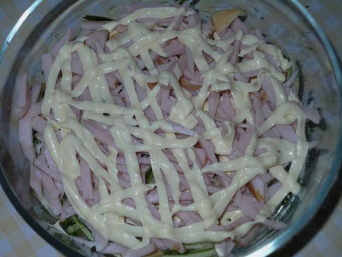 Салат с ветчиной и сыром Салат с ветчиной и сыром