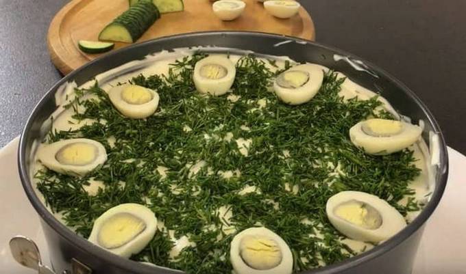 Салат с копченой курицей слоями